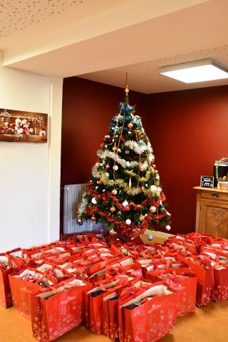 Goûter et distribution des colis de Noël à la résidence autonomie Saint-Roch
