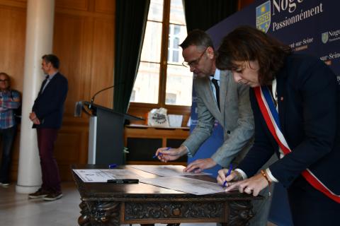 Signature de la déclaration de coopération amicale entre la ville de Nogent-sur-Seine et la ville de Sézanne