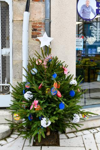 Les jeunes élus du CME décorent les sapins du centre-ville