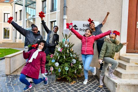 Les jeunes élus du CME décorent les sapins du centre-ville