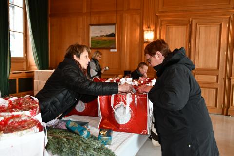 Distribution des colis de Noël aux séniors