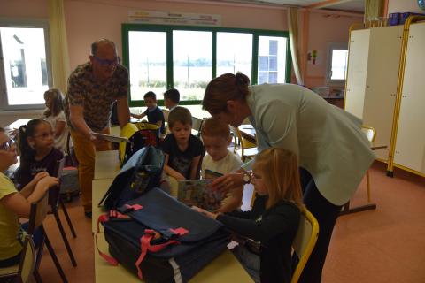 Distribution des cahiers de textes aux CP