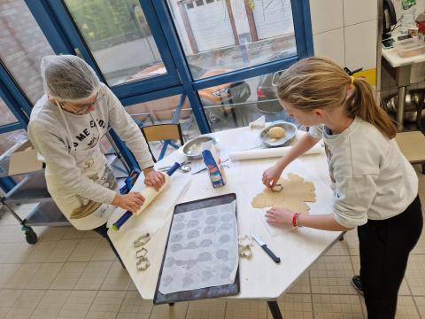 Préparation de sablés et de bougies par le CME